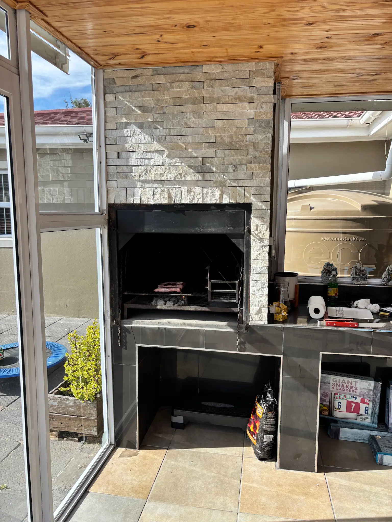 Der gemauerte Grill am Haus