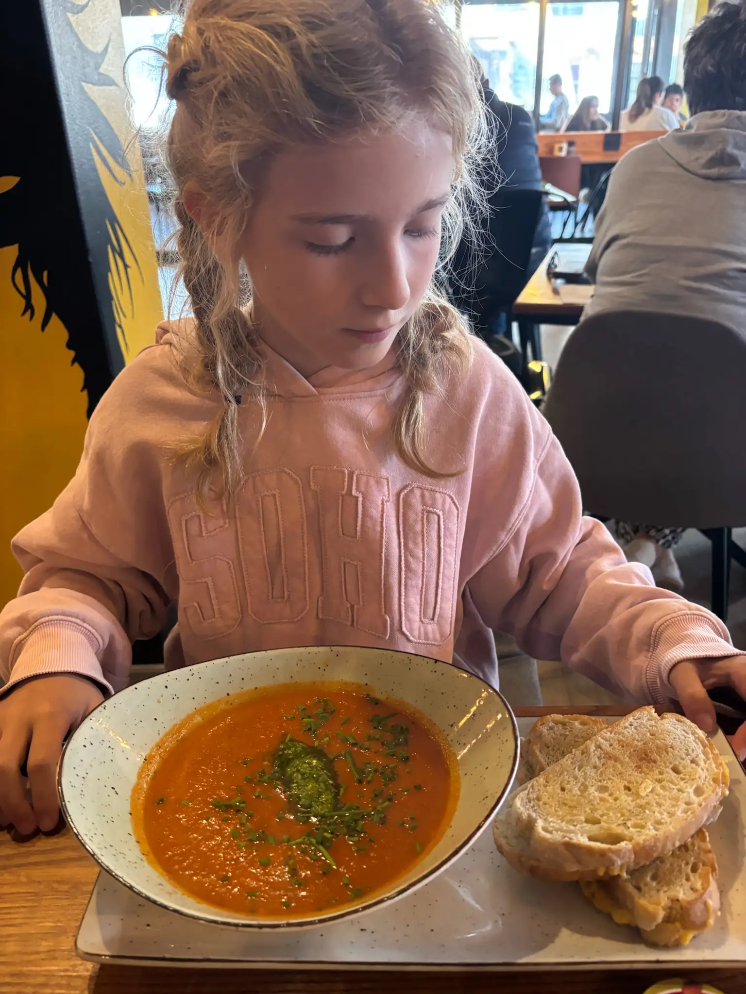 Tomatensuppe mit Brot auf einem Teller
