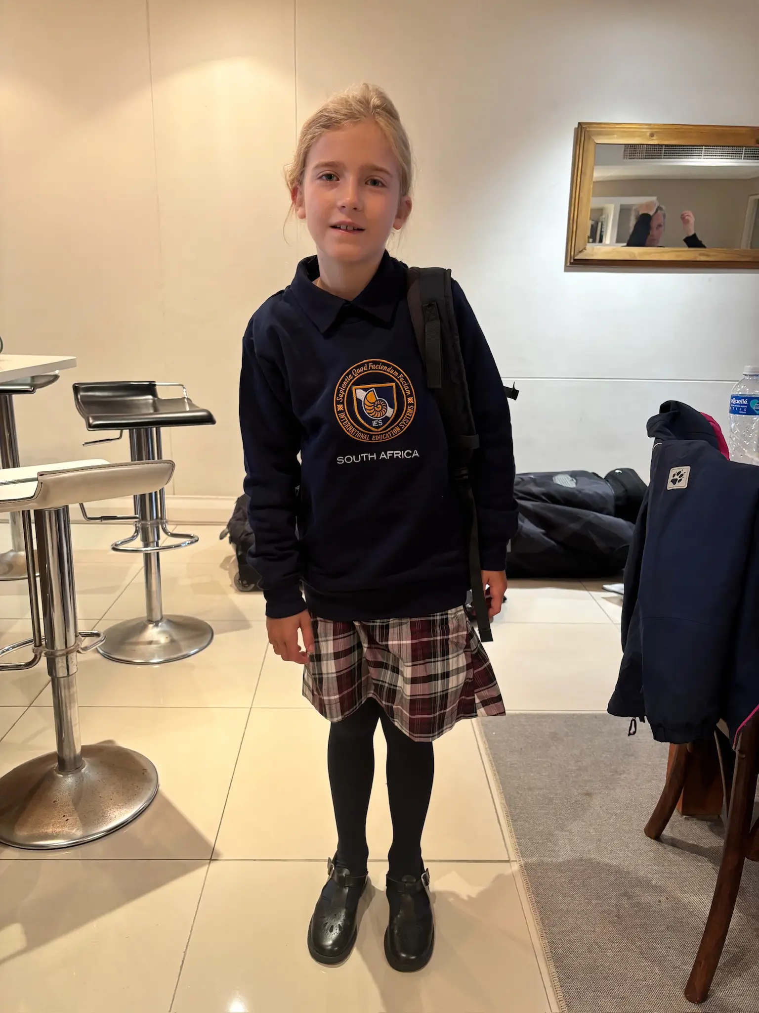 Merle in der Schuluniform mit Poloshirt und Faltenrock
